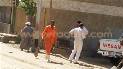 بالصور.. رفع 180 طن مخلفات من ترع وشوارع دشنا