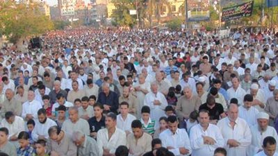 الآلاف يؤدون صلاة العيد باستاد الزقازيق