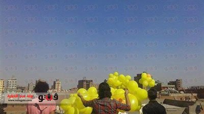 بالصور..صور المعزول والبلالين الصفراء تغطي سماء شبرا الخيمة