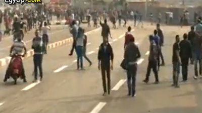 بالفيديو.. تجدد الاشتباكات بين الثوار ومؤيدي السيسي بـ