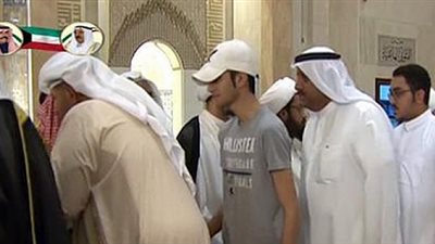 بالصور.. آلاف المواطنين في الكويت يعزون في ضحايا مسجد الإمام الصادق