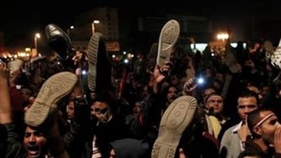 الأهالي رفعوا الأحذية في وجه محافظ الفيوم الجديد