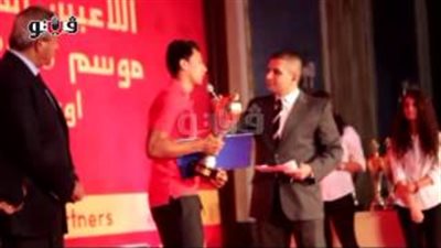 بالفيديو.. «عمرو جمال» يخطف أنظار الحاضرين بحفل «المحترفين» بصور «سيلفي»