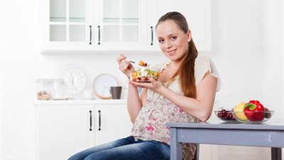 الوجبات السريعة خلال الحمل تصيب طفلك بالسمنة