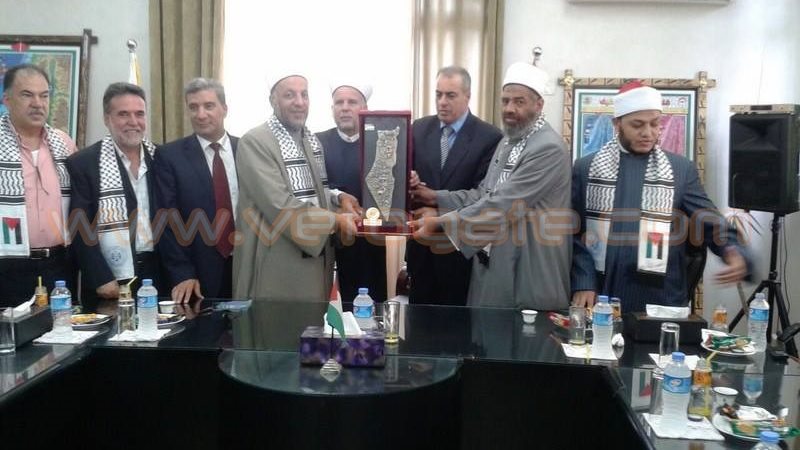 إهداء درعي الجامعة