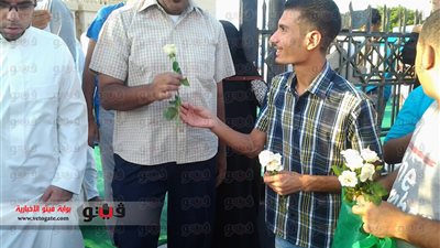 بالصور.. أقباط البحر الأحمر يستقبلون المصلين بالورود والحلوى