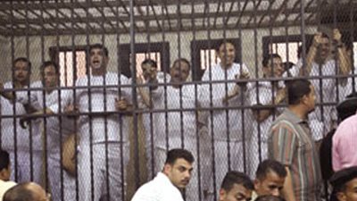 وصول متهمي وهيئة محكمة 