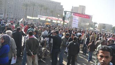 الثوار يطلقون الألعاب النارية فى ميدان التحرير