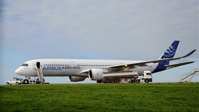 بالصور.. طرق تزويد الطائرات بالوقود.. الخزان يقع بالأجنحة والذيل.. الطائرة التجارية لا تُمون بكامل حمولتها.. مدة التزويد تستغرق نصف ساعة.. وغير مصرح بالأجهزة الكهربائية وقت التموين