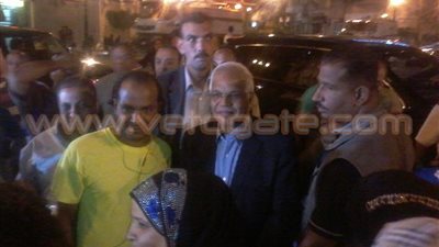 محافظ القاهرة يلتقط صورًا مع المواطنين بميدان «طلعت حرب»