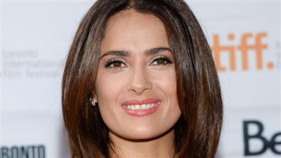 سلمى حايك تطمئن جمهورها من باريس وتقدم التعازي بهاشتاج «الصلاة لباريس»