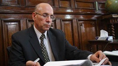 القبض على وزير الزراعة بعد تقديم استقالته لـ«محلب»