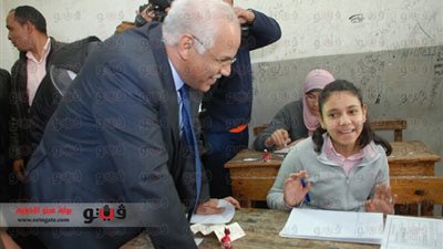 بالصور.. محافظ القاهرة يتفقد لجان امتحانات الشهادة الإعدادية