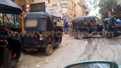 موقف تكاتك أمام محطة مترو حدائق المعادي