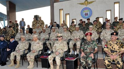 بالصور.. السيسي يتفقد استعدادات الصاعقة والمظلات لتأمين الاستفتاء.. الفريق أول: أمن مصر وسلامتها يكمن في قوات مسلحة قوية.. قادرون على إنهاء المهمة بسلام.. ويطالب بالتنسيق مع وزارة الداخلية