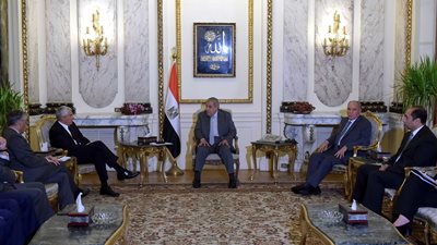 بالصور..«محلب» يستقبل رئيس لجنة العلاقات الخارجية بالبرلمان الإيطالي